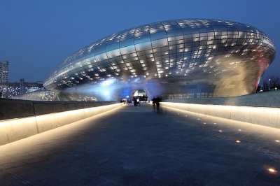 Dongdaemun Design Plaza & Park (Nestor Lacle)  [flickr.com]  CC BY 
License Information available under 'Proof of Image Sources'